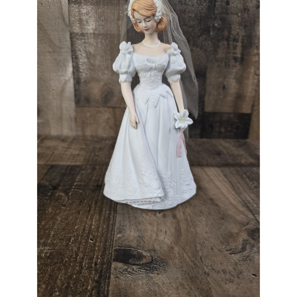 Vintage House of Lloyd 1991 Porcelain Bride Figurine White Wedding Gown Veil 9in